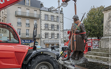 Poilu quitte la Place du Général de Gaulle Granville 2024